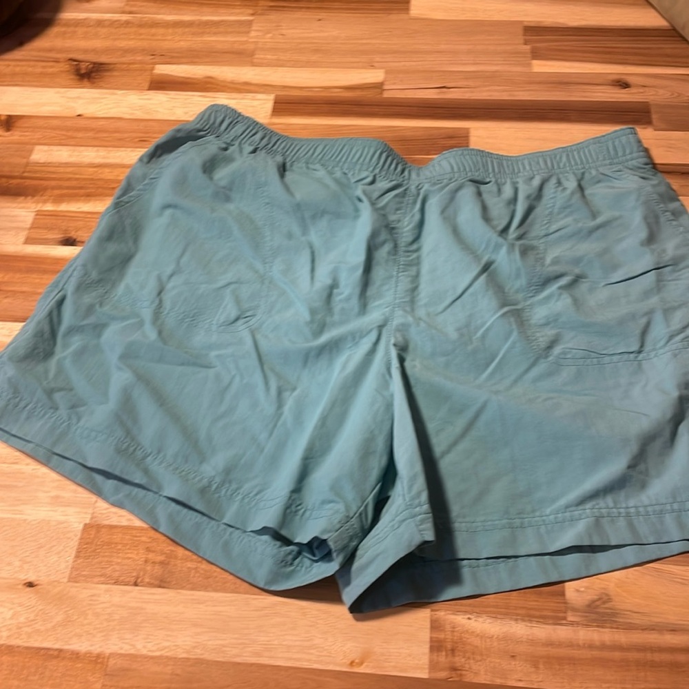Columbia Sportwear Company shorts  Size Large